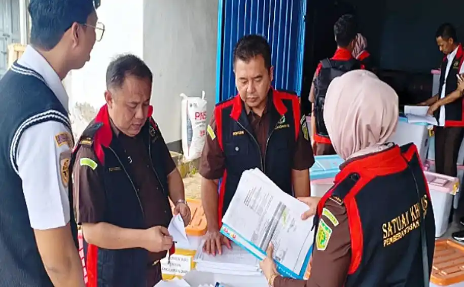Tim penyidik Tindak Pidana Khusus Kejaksaan Tinggi Kalimantan Barat (Foto: Repro)