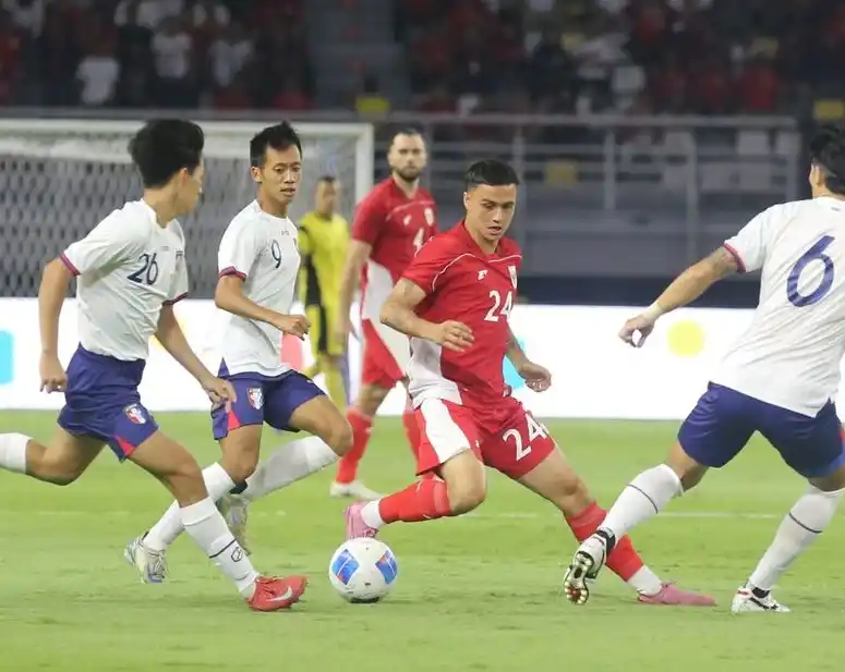 Aksi Eliano Reijnders dalam laga FIFA Matchday Timnas Indonesia vs Taiwan digelar di Stadion Gelora Bung Tomo, Surabaya, Jumat (5/9/2025)