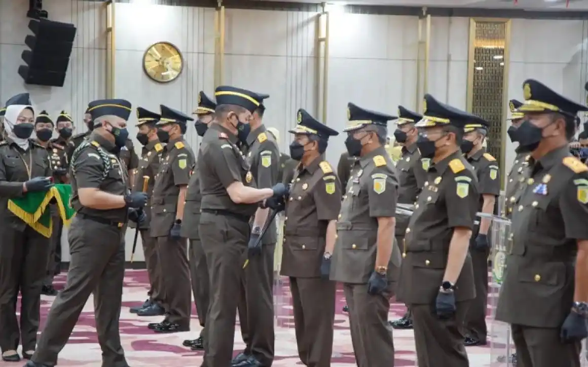 Di tahun 2025 ini, meningkatnya kepuasan publik terhadap Kejagung ditandai dengan sejumlah upaya penegakan hukum dilakukan Kejagung dalam tiga bulan terakhir - Jaksa Agung Sanitiar Burhanuddin saat melantik Andi Muhammad Taufik sebagai Kajati Sulut bertempat di Lantai 11 Gedung Utama Kejaksaan Agung (Foto: Dok MI/Antara)