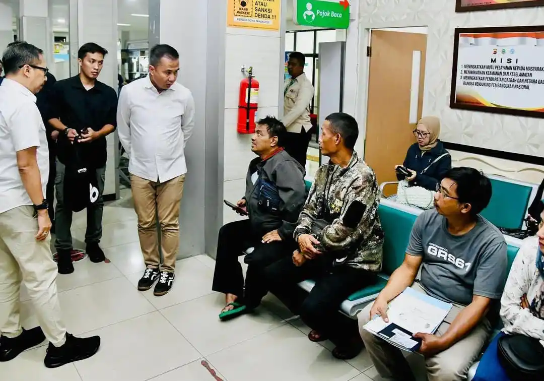 Pj Gubernur Jabar, Bey Machmudin saat meninjau pelayanan di kantor Samsat Soekarno Hatta (Soetta), Kota Bandung pada Kamis (30/1/2025) kemarin. (Foto: Instagram/@beytmachmudin)