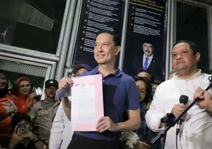 Eks Menteri Perdagangan Tom Lembong menghirup udara bebas, dikeluarkan dari Rutan Cipinang pada Jumat (1/8/2025) malam. Tom dijemput oleh sang istri, Franciska Widjaja, eks Gubernur Jakarta Anies Baswedan, tim kuasa hukum, dan para pendukungnya.