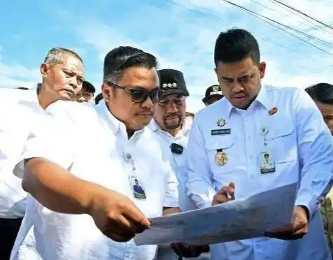 Gubernur Sumatra Utara, Bobby Nasution dan Kepala Dinas PUPR Sumatera Utara Topan Ginting meninjau Tanggul Sungai Dalu-Dalu, Desa Sukaraja dan Bendungan di Desa Tanjung Muda, Kecamatan Air Putih, Kabupaten Batubara, Sumut, Rabu (11/6/2025)