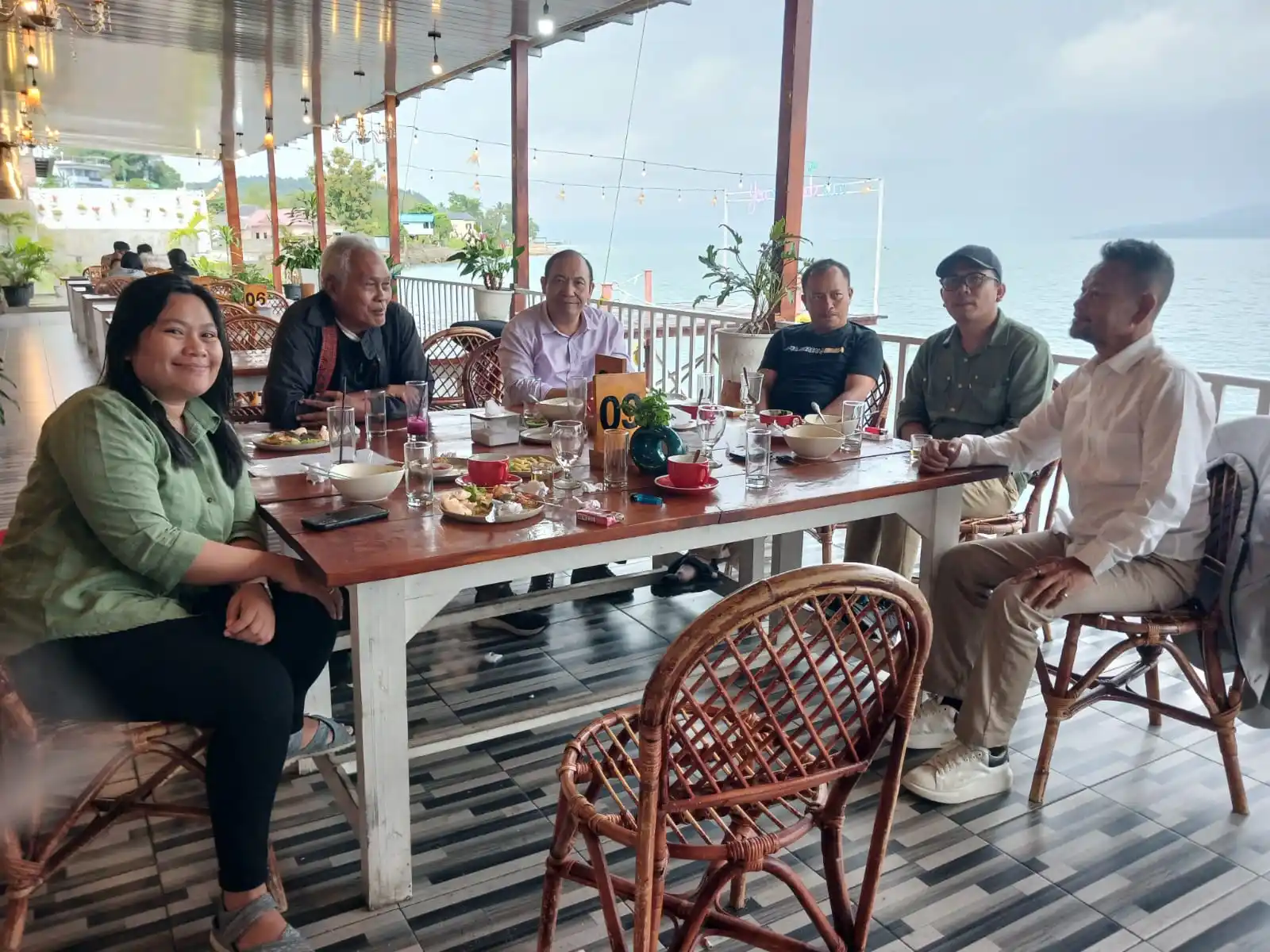 Pencabutan izin operasional PT Toba Pulp Lestari memicu pertanyaan publik mengenai status eks lahan konsesi seluas 167.912 hektare di kawasan Tapanuli Raya dan Danau Toba. Sejumlah tokoh masyarakat, aktivis lingkungan, dan pegiat masyarakat adat mendorong agar kawasan tersebut dikembalikan menjadi hutan alam Toba dan dikelola oleh masyarakat adat. Pertemuan informal menghasilkan kesepakatan untuk menggelar deklarasi sikap bersama guna menentukan arah pengelolaan eks konsesi dan mencegah perubahan pengelola tanpa kejelasan bagi masyarakat.