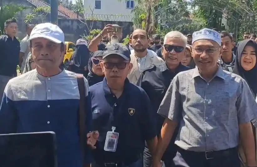 Tim Pembela Ulama dan Aktivis (TPUA) saat mendatangi kediaman Jokowi (Foto: Ist)