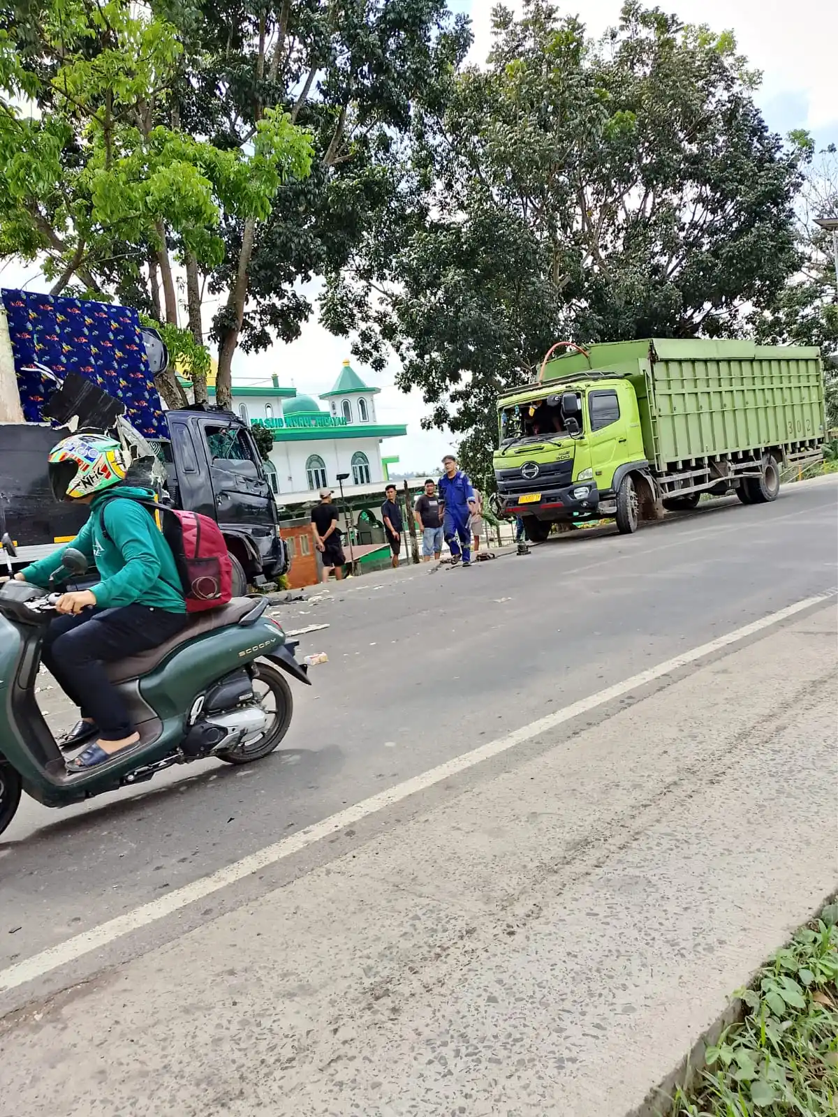 Kondisi Dua truk Fuso usai terlibat kecelakaan di Jalan Lingkar Barat II Jambi, tepat di depan Masjid Nurul Hidayah Bagan Pete.,  Sabtu (21/6/2025). [Foto: MI/Jo]