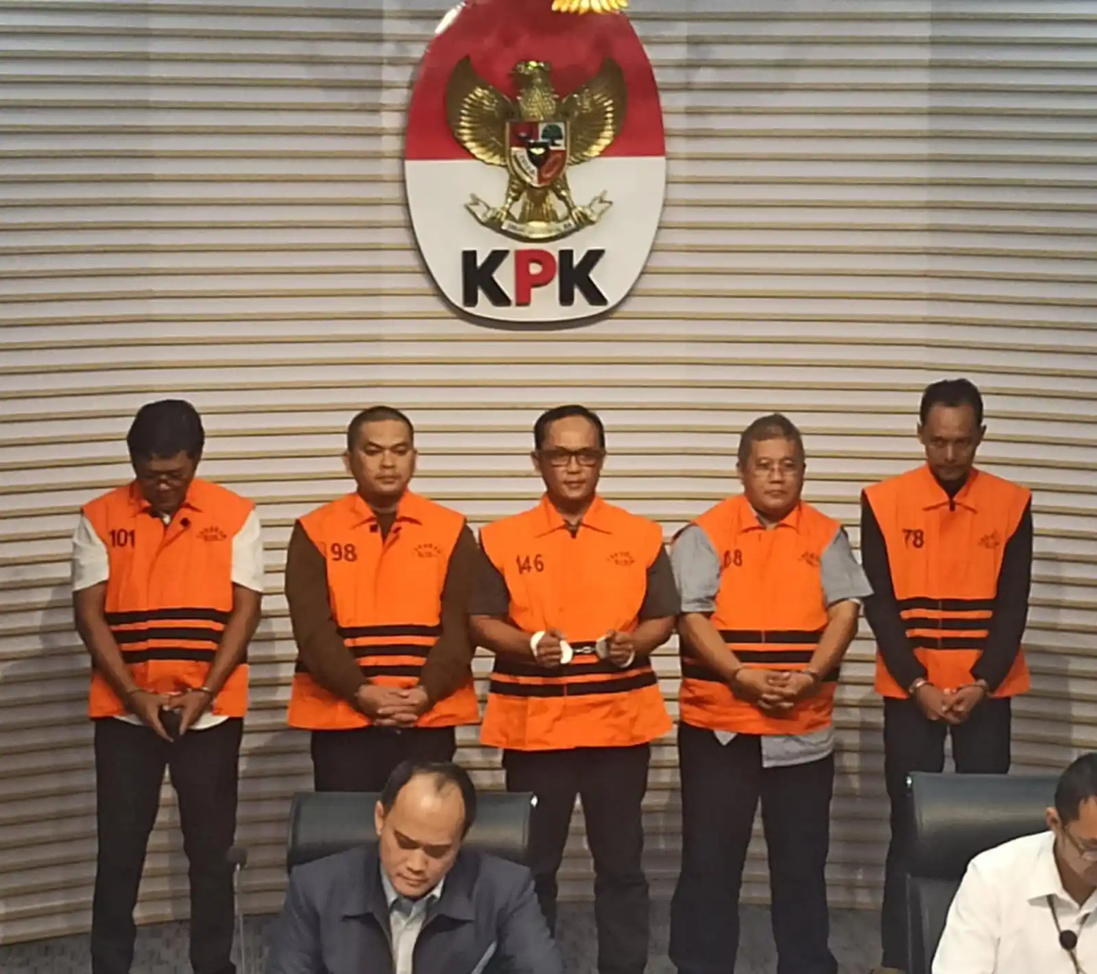 Konferensi pers penahanan Bupati Lampung Tengah Ardito Wijaya dan kawan-kawan, Kamis (11/12/2025) (Foto: Dok MI/Albani Wijaya)