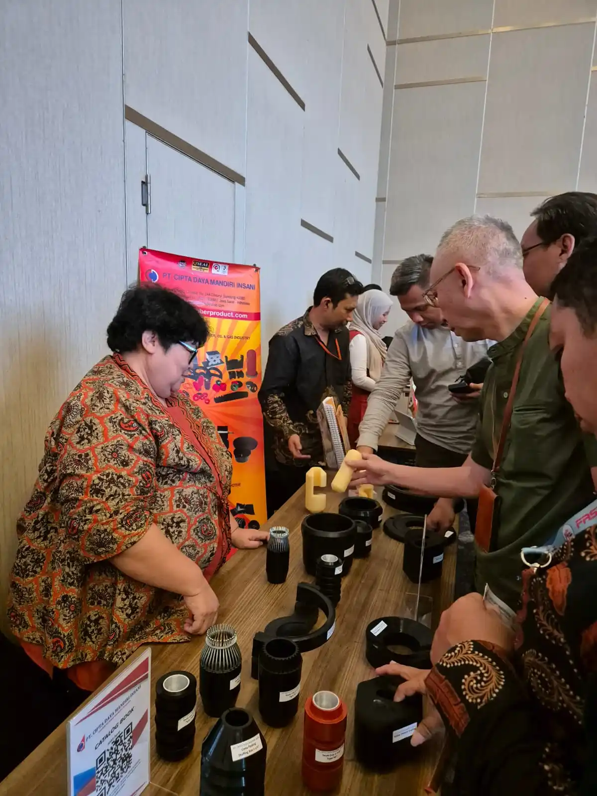 Pengusaha UMKM binaan Pertamina menjelaskan produk unggulannya kepada para calon buyer dalam Business Matching di ajang PaDi UMKM Hybrid Expo 2025, Jumat (1/8/2025). [Foto: Doc. Pertamina]