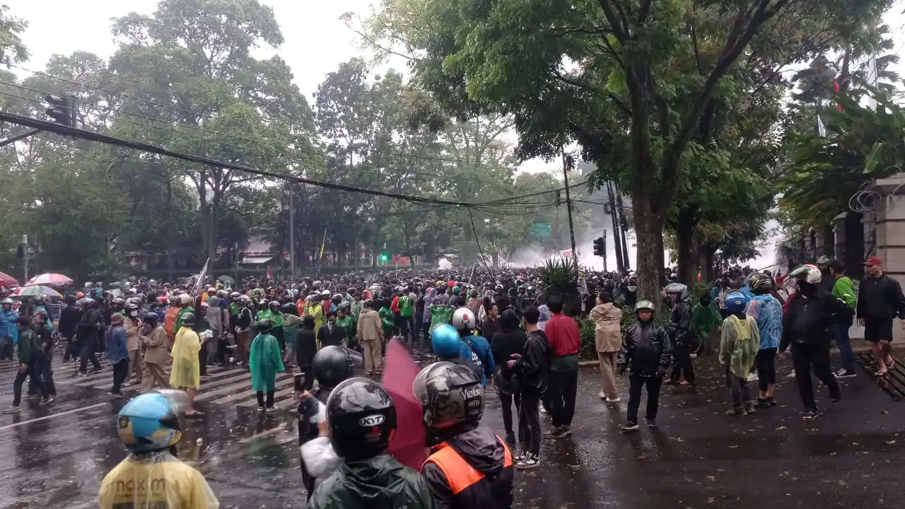 Ribuan massa di depan Gedung Sate dan Gedung DPRD Jabar, di Jalan Diponegoro, Kota Bandung, Jumat (29/8/2025). Foto: Dok MI/Sugiyanto