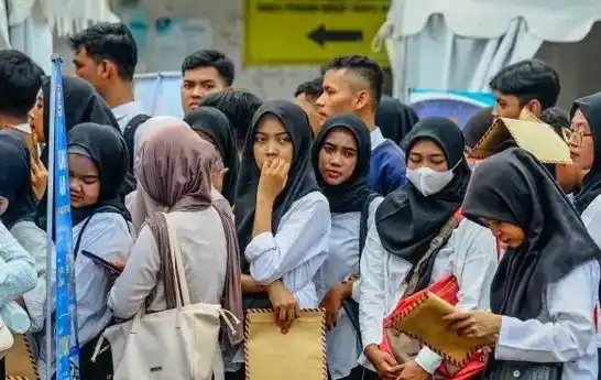 Sejumlah pencari kerja antre melamar kerja saat pameran bursa kerja di Pandeglang, Banten, Selasa (14/05/2024).