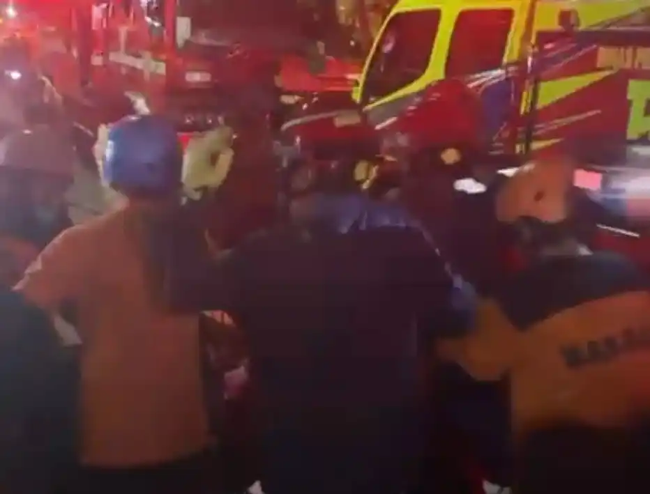 Sejumlah petugas Damkar dan BPBD terlihat membawa kantong mayat. Foto: Istimewa