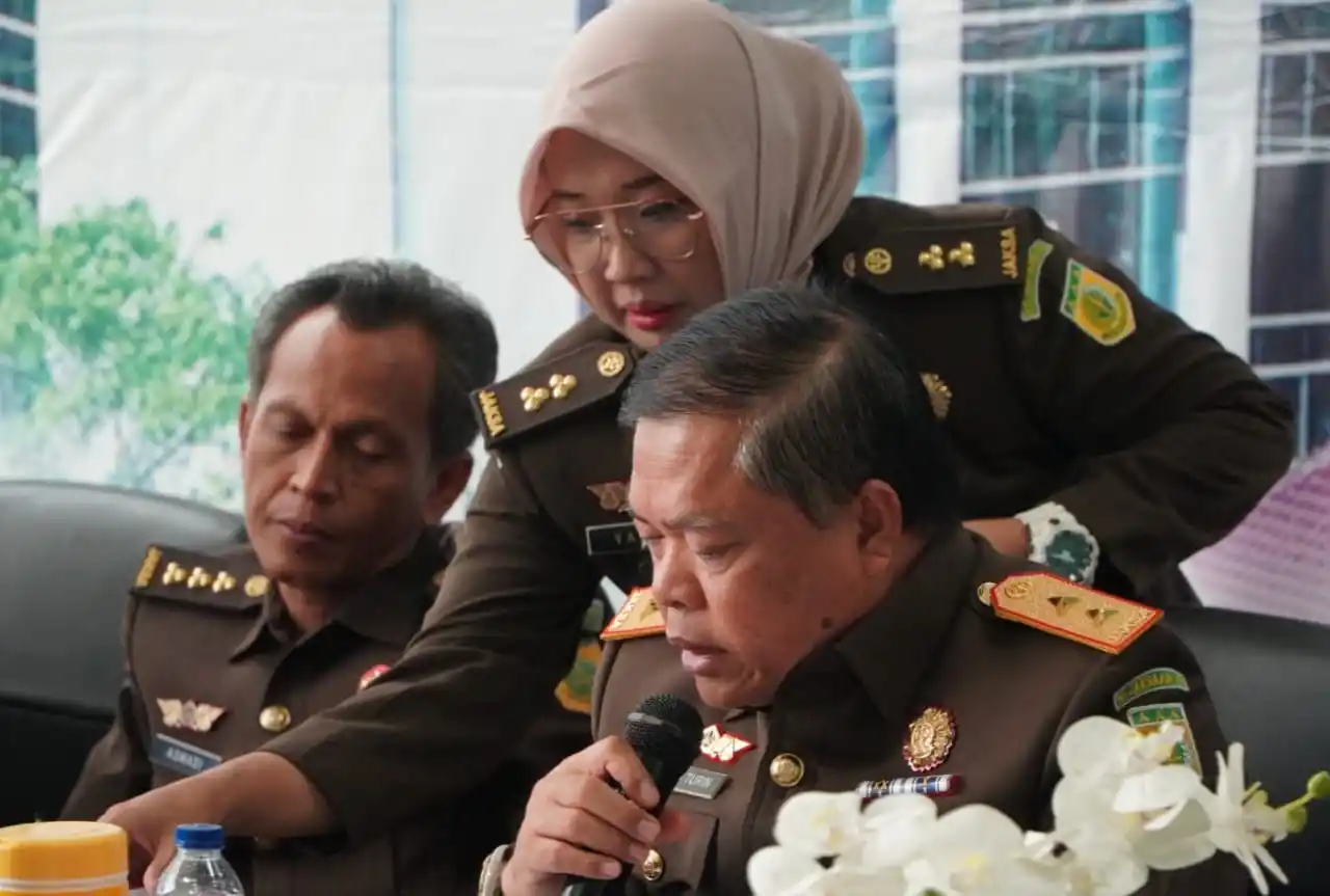 Kasipenkum Kejati Sumsel, Vanny Yulia Eka Sari menunjukkan berkas ke Kajati Sumsel (Foto: Ist)