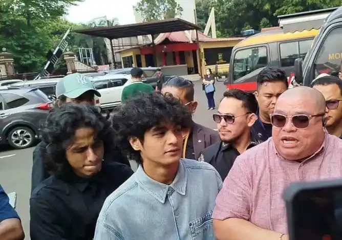 Vadel Badjideh bersama tim kuasa hukum mendatangi Polres Metro Jakarta Selatan. (Foto: Repro)