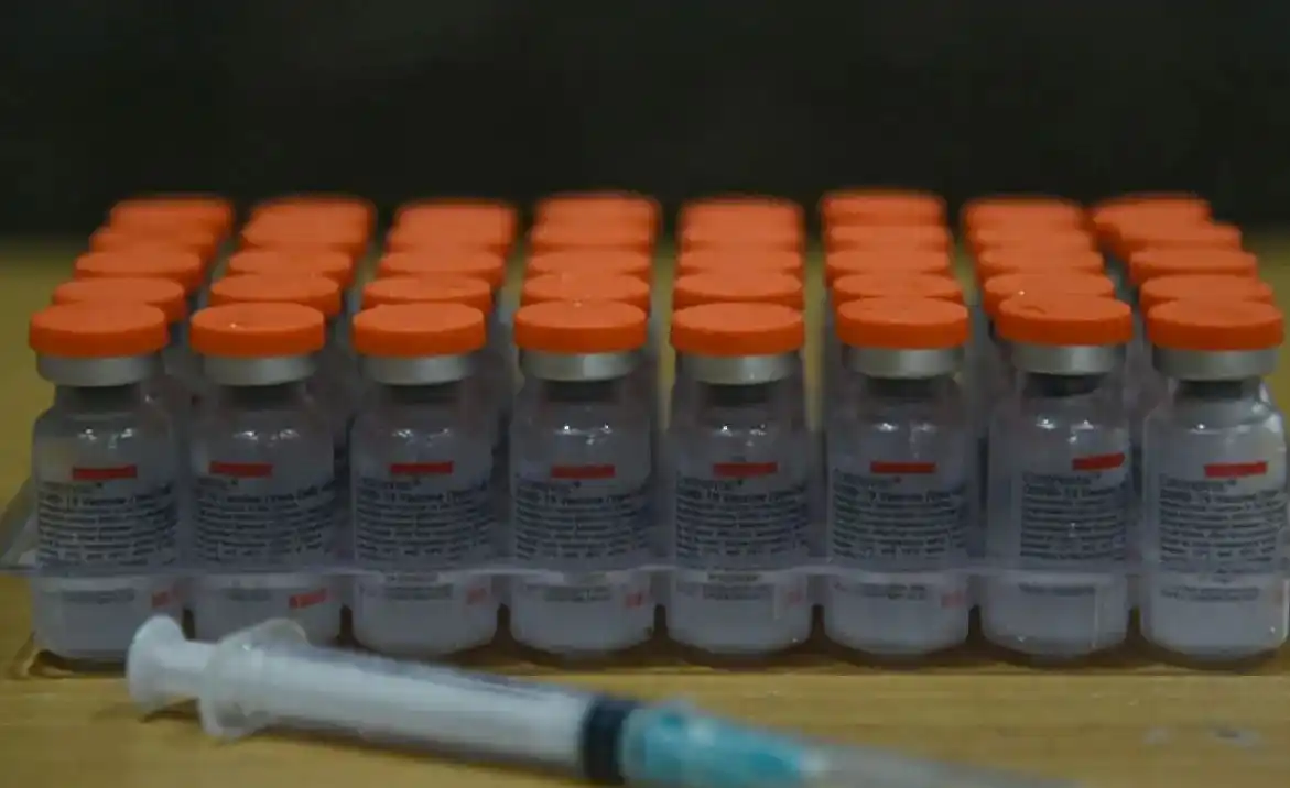 Sejumlah botol berisi vaksin COVID-19 dari Sinovac terdapat di atas sebuah meja saat pelaksanaan vaksinasi