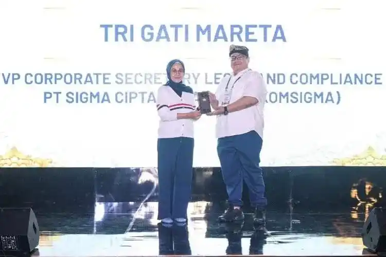 Vice President Corporate Secretary and Legal Compliance Telkomsigma Tri Gati Mareta saat menerima penghargaan Indonesian In-House Counsel Elite 2025 (Foto: Telkom)