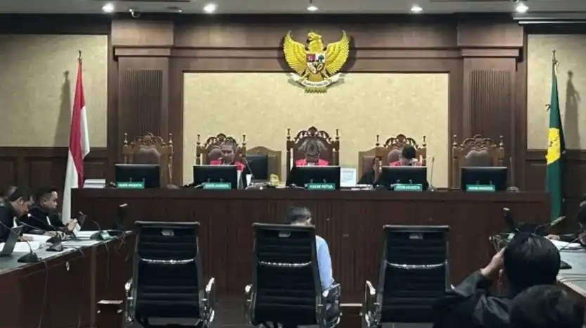 Sebanyak tiga hakim yang menjatuhkan vonis lepas (ontslag) terhadap kasus korupsi pemberian fasilitas ekspor minyak sawit mentah (crude palm oil/CPO) pada tahun 2022 didakwa menerima suap secara total Rp21,9 miliar. Ketiga hakim tersebut, yakni Hakim Ketua Djuyamto bersama dengan para hakim anggota Ali Muhtarom dan Agam Syarief Baharuddin.