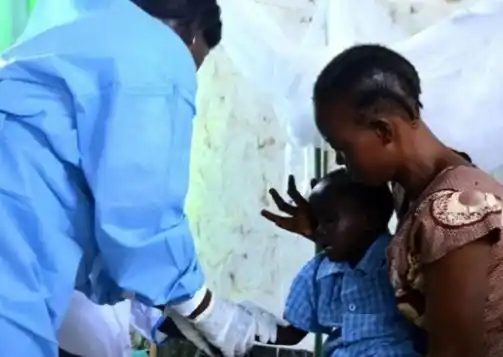 Ilustrasi - Seorang dokter menangani pasien yang terdampak wabah Kolera (Foto: Istimewa)