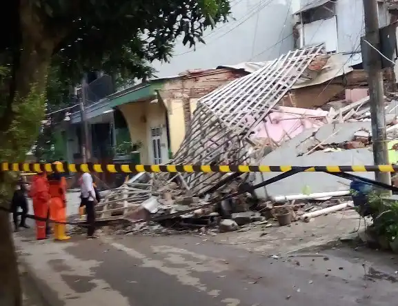 Dua Rumah ambruk di Perumahan Dian Anyar, Kelurahan Ciseureuh, Purwakarta (Foto: Dok MI/Koswara)