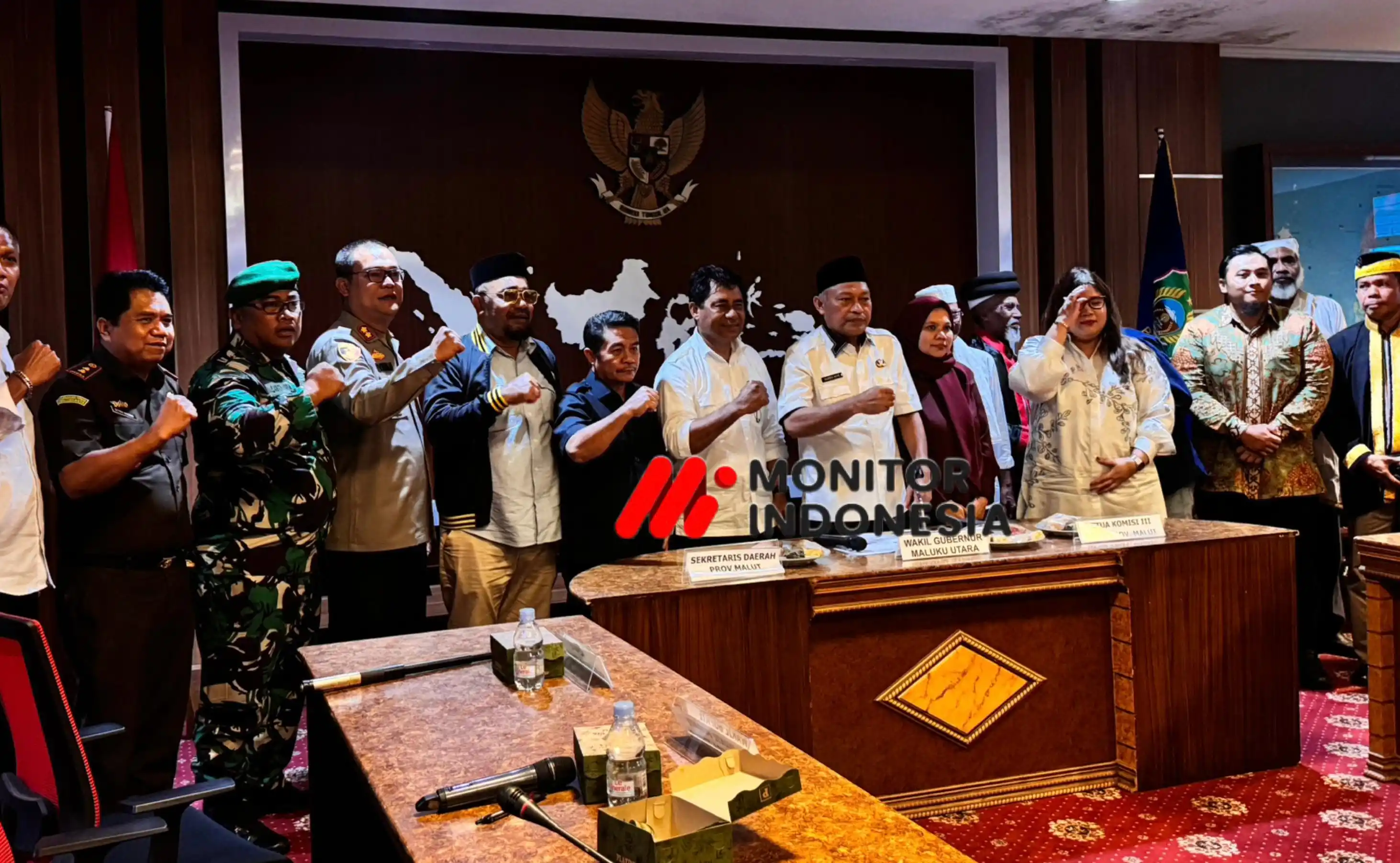 Wagub Malut, Sarbin Sehe, berpose bersama perwakilan Bupati dan Wakil Bupati Halmahera Timur, manajemen PT STS, dan perwakilan warga usai rapat koordinasi yang digelar di Kantor Gubernur Malut. (Foto: MI/RD)