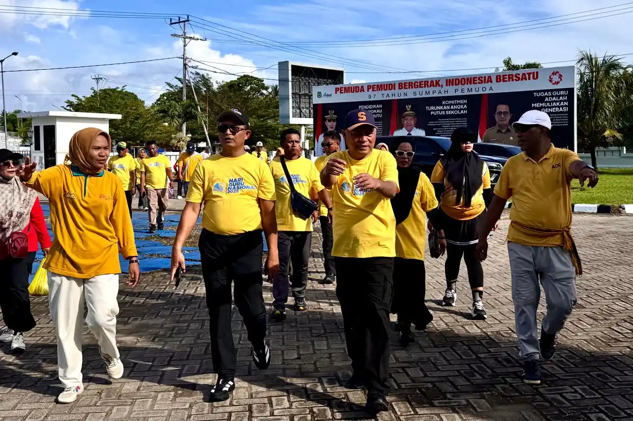 Wagub Sarbin Sehe bersama Kadikbud Abubakar Abdullah tampak memasuki area halaman Kantor Dikbud Malut di depan Masjid Raya Sofifi, sesaat sebelum agenda senam dimulai. (Foto: MI/Jainal Adaran)
