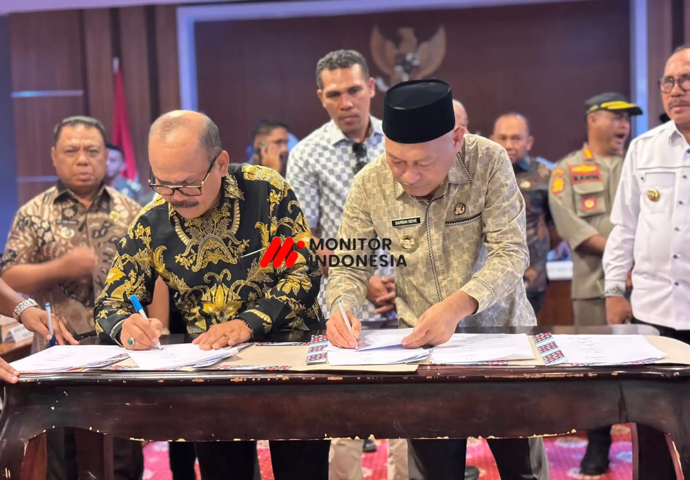 Wagub Sarbin Sehe dan Direktur PT TUB Yakobus Bulo menandatangani berita acara kesepakatan (Foto: MI/Rais Dero)