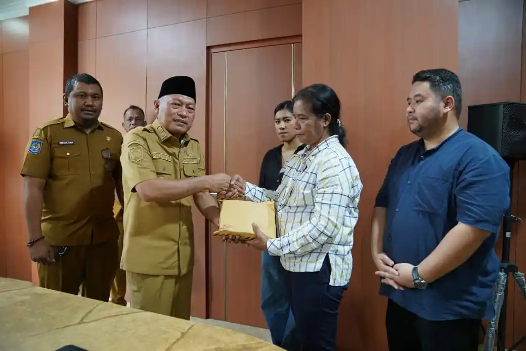 Wagub Sarbin Sehe, didampingi Kabid Pengawasan Ketenagakerjaan dan Keselamatan Kerja, Nirwan M. Turuy, berpose bersama keluarga almarhum Theofani Izak Latu dan perwakilan PT IWIP usai menyerahkan santunan kematian kepada orang tua korban, di Ruang Rapat Wagub, Senin 21 Juli 2025. (Foto: Istimewa).