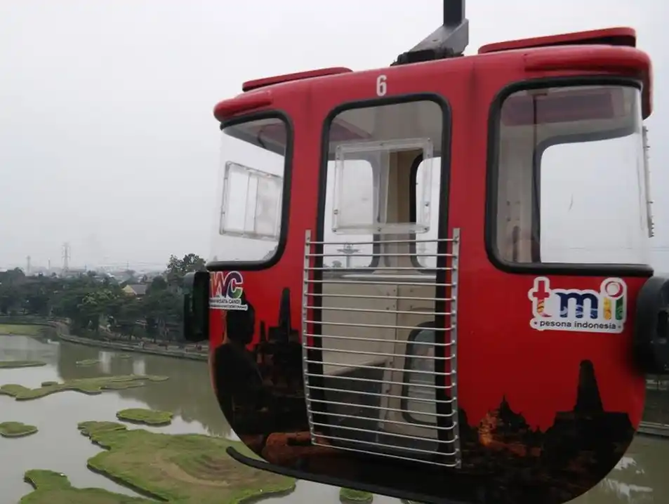 Kereta gantung atau gondola di TMII, Jakarta Timur, yang diambil pada Maret 2023 (Foto: Dok MI/Shutterstock)