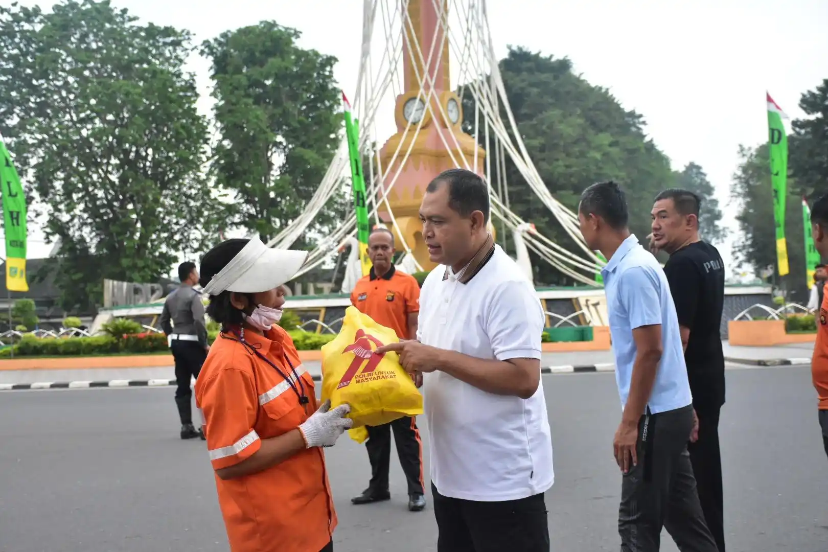 Wakapolda Jambi menyerahkan paket sembako secara simbolis kepada petugas kebersihan saat kegiatan Car Free Day di Tugu Keris Siginjai, Minggu (22/6/2025) (Foto: Dok/MI)