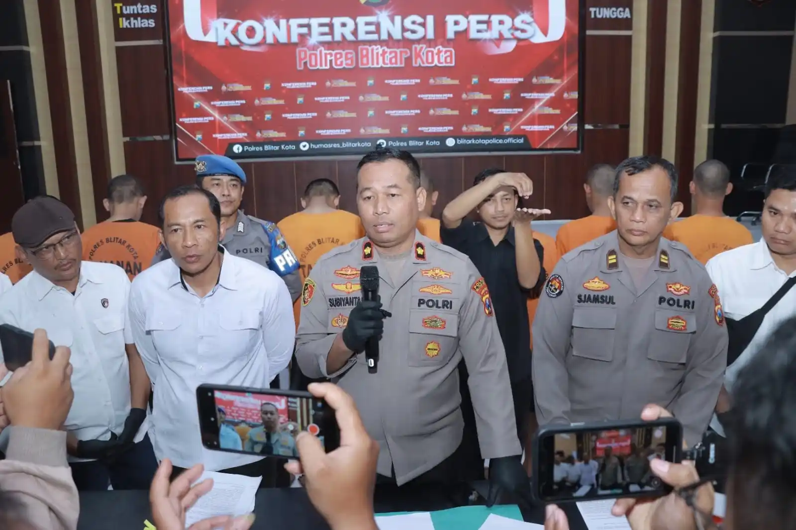 Wakapolres Kompol Subiyantana, bersama jajaran saat menyampaikan keterangan pers (Foto: Dok.HMS/MI)