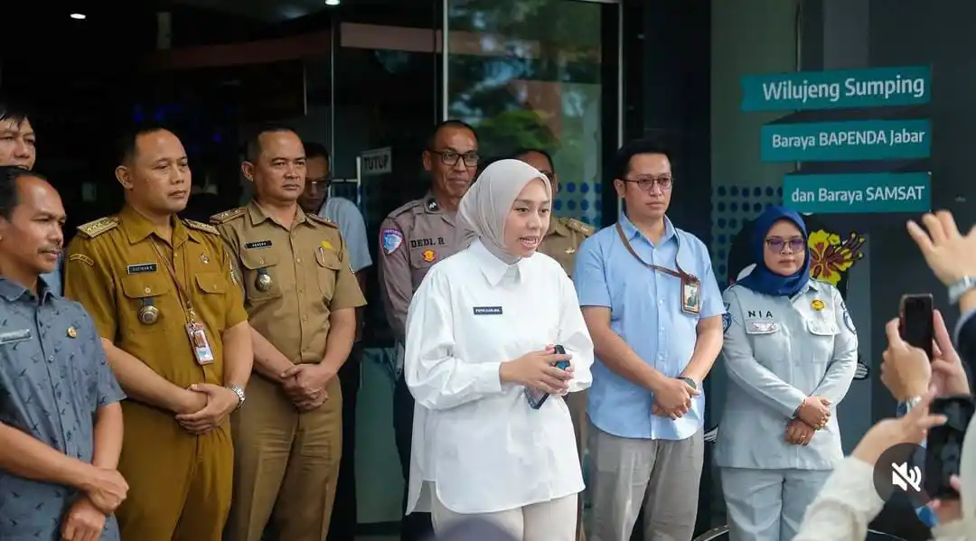 Wakil Bupati Garut, Luthfianisa Putri Karlina saat meninjau kantor Samsat Garut pada Selasa (25/3/2025). (Foto: Instagram/wakilbupatigarut)