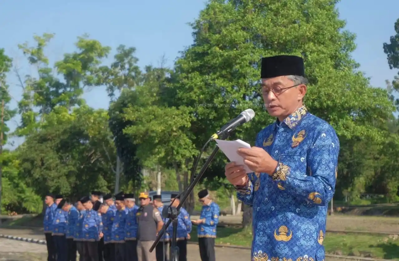 Wakil Bupati Muaro Jambi, Junaidi H. Mahir, saat memimpin upacara Hari Kesadaran Nasional di Lapangan Bukit Cinto Kenang, Selasa (17/6/2025) (Foto: Dok/MI)