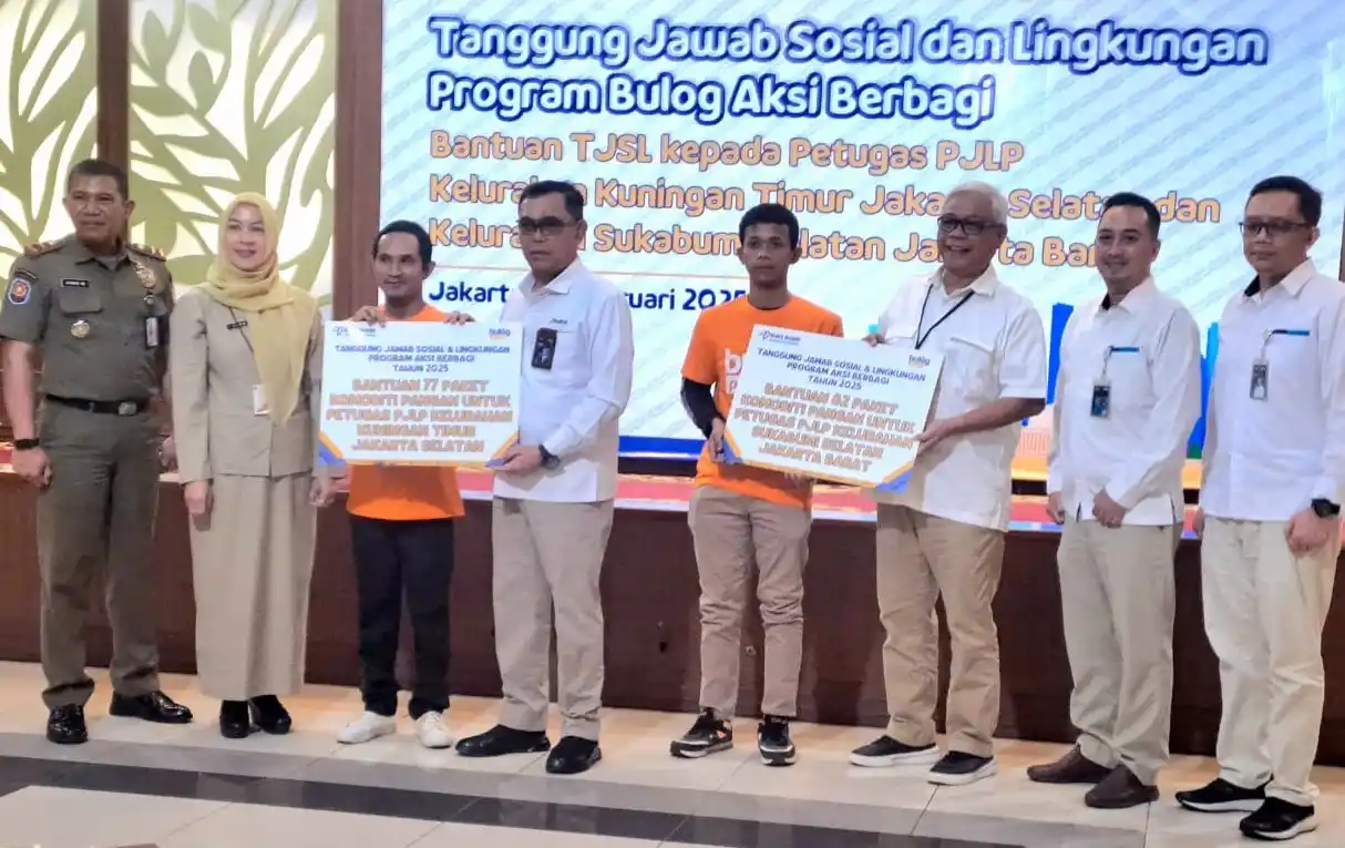 Wakil Direktur Utama Perum Bulog, Mayor Jenderal TNI (Purn.) Dr. Marga Taufiq saat berikan bantuan  kepada 159 Petugas Penyedia Jasa Lainnya Perorangan (Rizal).