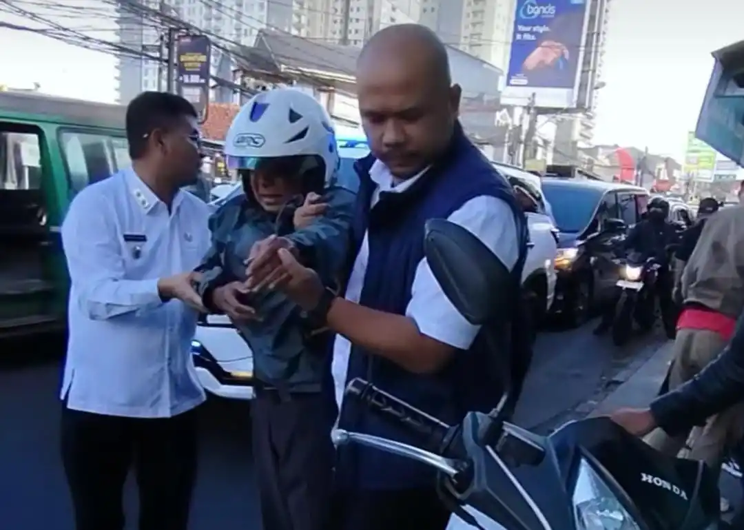 Momen Wakil Gubernur Jawa Barat, Erwan Setiawan saat membantu pengendara sepeda motor yang mengalami kecelakaan lalu lintas. (Foto: Tangkapan layar)