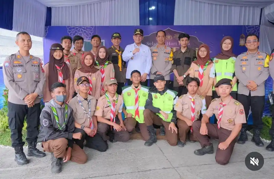 Wakil Gubernur Jawa Barat, Erwan Setiawan saat kunjungan ke Pos Terpadu Cileunyi, Kabupaten Bandung. (Foto: Instagram/@erwansetiawan54)