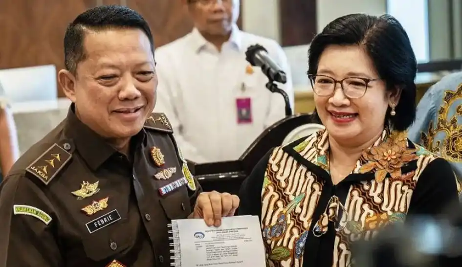 Deputi Bidang Investigasi Badan Pengawasan Keuangan dan Pembangunan (BPKP) Agustina Arumsari (kanan) menyerahkan laporan hasil penghitungan terkait kerugian negara dalam kasus korupsi timah kepada Jampidsus Febrie Adriansyah (kiri) di Kejaksaan Agung, Jakarta, Rabu (29/5/2024).