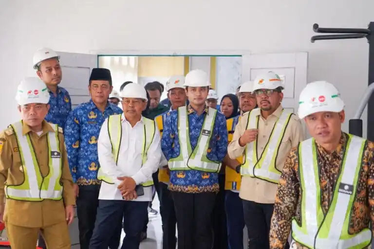 Wakil Kepala Staf Kepresidenan, Muhammad Qodari (dua dari kanan), meninjau langsung kesiapan program Sekolah Rakyat di Sentra Alyatama, Kota Jambi, Selasa (17/6/2025). (Foto: Dok/MI)