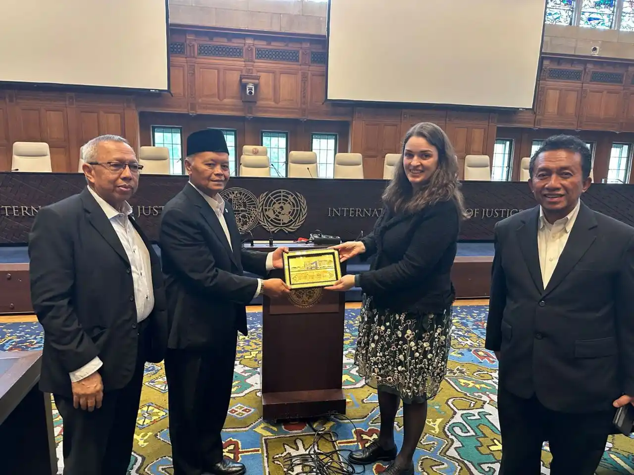 Wakil Ketua MPR Hidayat Nur Wahid (HNW), bersama delegasi anggota DPR RI yang dipimpin oleh Ir. Tifatul Sembiring, menyampaikan dukungan langsung kepada Mahkamah Internasional (International Court of Justice/ICJ) di Den Haag, Belanda. (dok.MI)