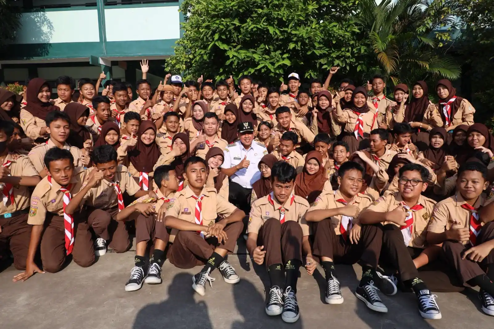 Wali Kota Bekasi dadir di tengah-tengah siswa SMPN 13 menyikapi dugaan pelecehan terhadap siswa oleh oknum guru. Foto: Dok MI/Diskopin