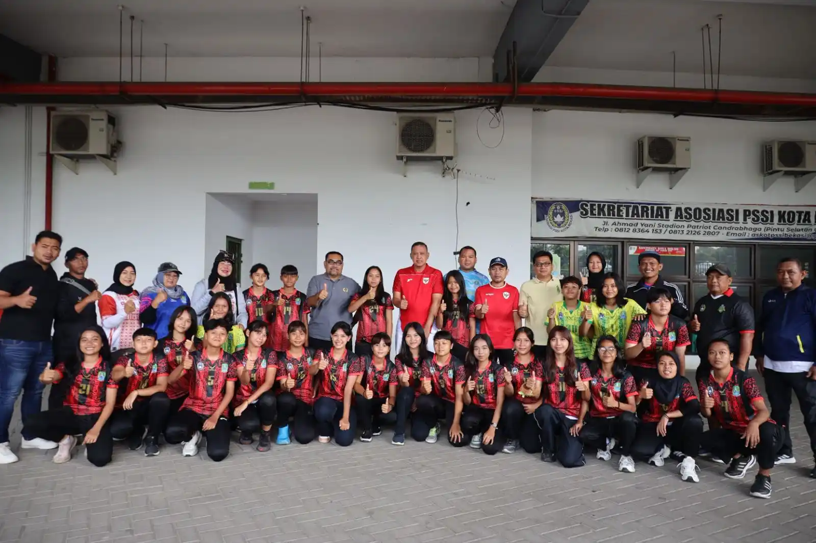 Wali Kota Bekasi, Tri Adhianto Berangkatkan Atlet Sepak Bola Putri Mengikuti Kualifikasi Pekan Olahraga Provinsi (Porprov) Jawa Barat tahun 2026 (Foto/Dokpim)
