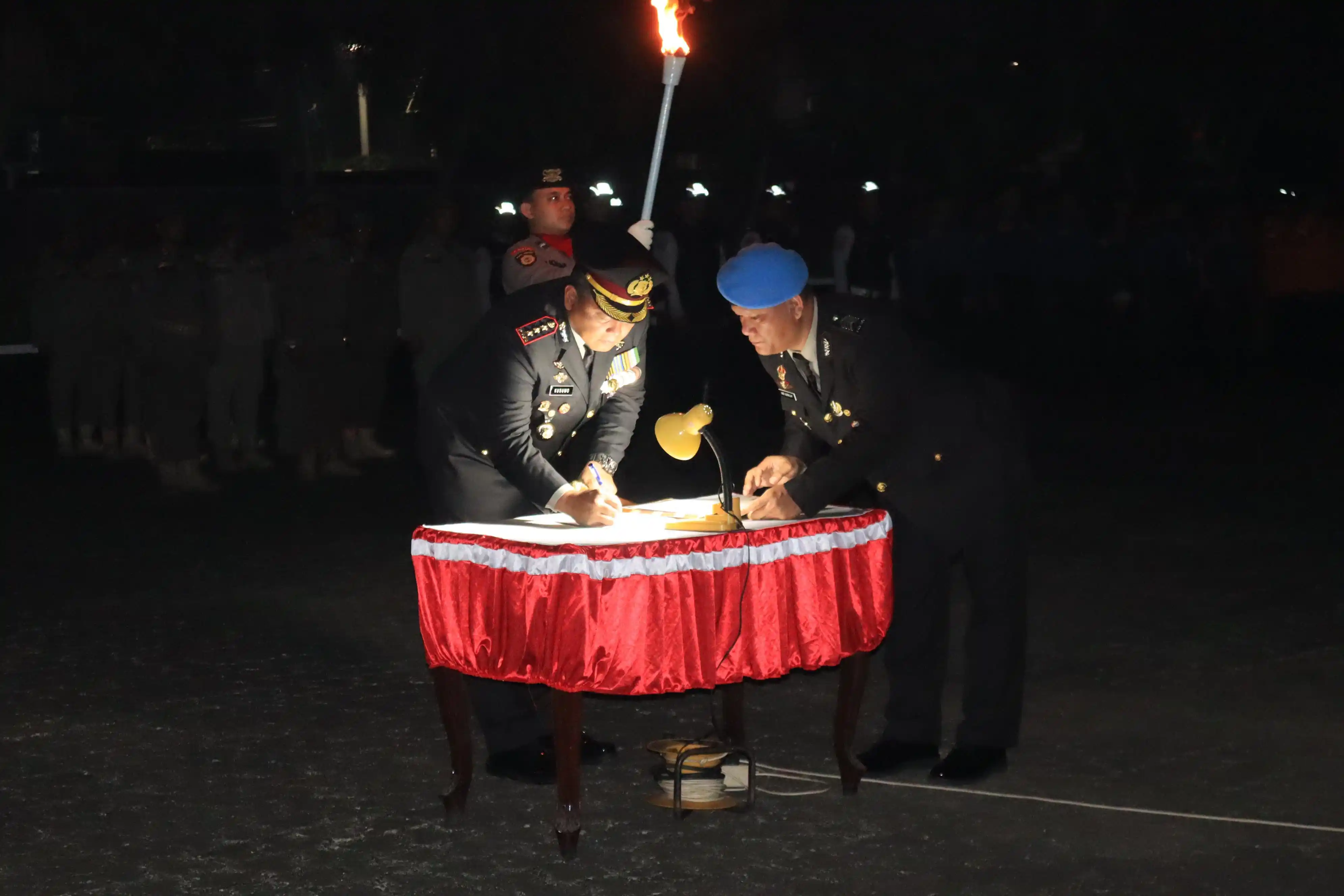 Wali Kota Bekasi Tri Adhianto-Forkopimda Gelar Apel Kehormatan dan Renungan Suci di TMP Bulak Kapal, Minggu (17/8/2025). [Foto: Dok. Diskomin]