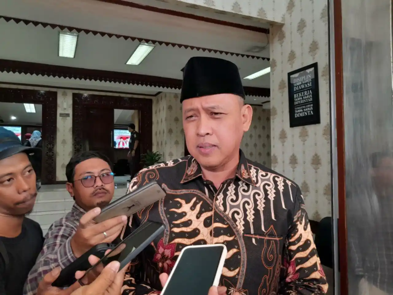 Wali Kota Bekasi, Tri Adhianto Saat Menyampaikan Keterangan Pers (Foto: Diskominfotandi)