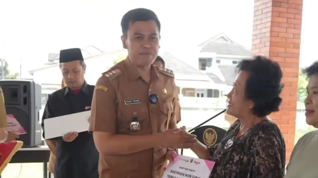 Wali Kota Blitar Syauqul Muhibbin saat menyerahkan bantuan kepada KPM, di Balai Kelurahan Sukorejo (Foto: Dok/istimewa)