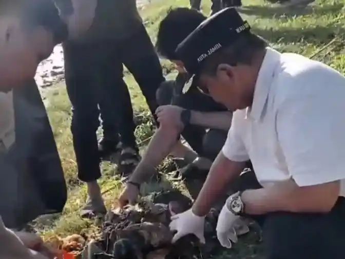 Wali Kota Jambi, Maulana, bersama Wakil Wali Kota Diza Aljosha saat memimpin gotong royong massal di kawasan Danau Sipin, Minggu (15/6/2025). (Foto: Dok/MI)