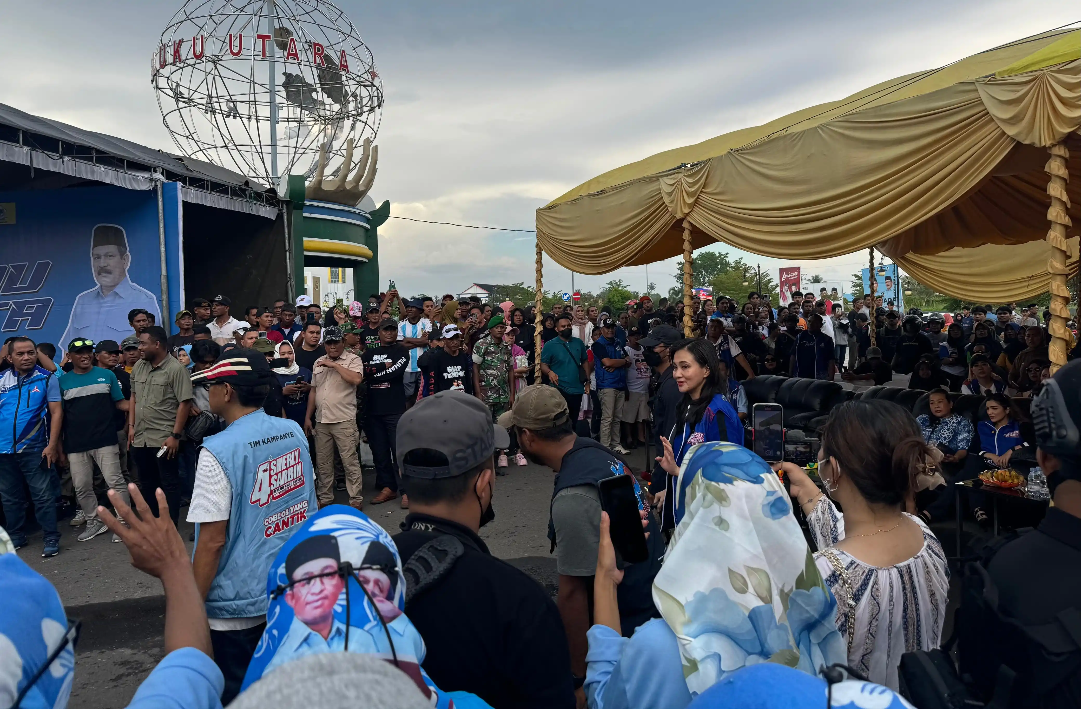 Suasana kampanye Samada di Bundaran jalan Km 40 Sofifi pada 22 November 2024, yang dihadiri calon gubernur Malut terpilih Sherly Tjoanda (Foto: Dok MI/Rais Dero)