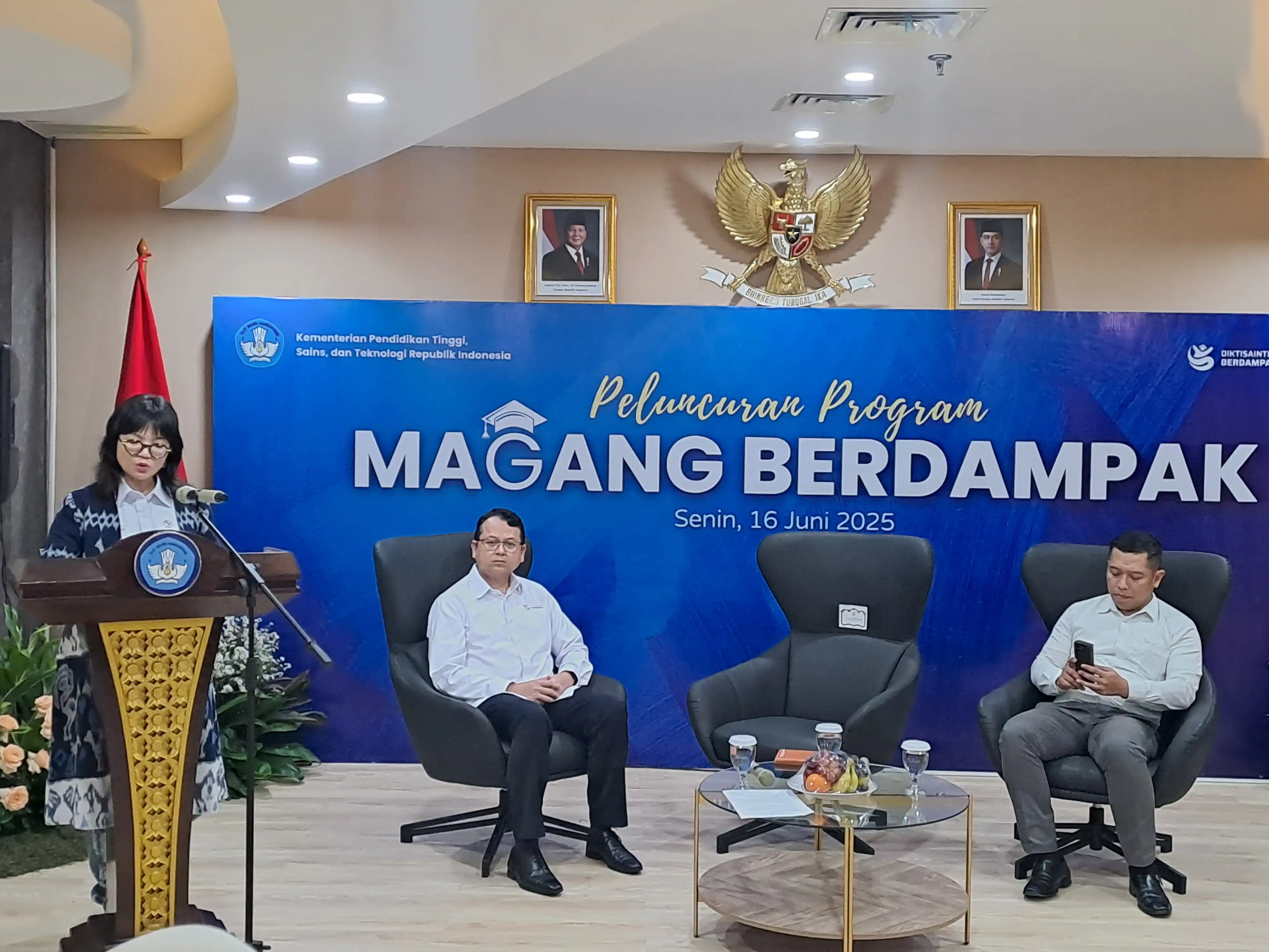 Wamen Diktisaintek  Prof. Stella Christie, Ph.D.,  saat peluncuran  Program Magang Berdampak Kemendiktisaintek . (Fotof. Rizal)