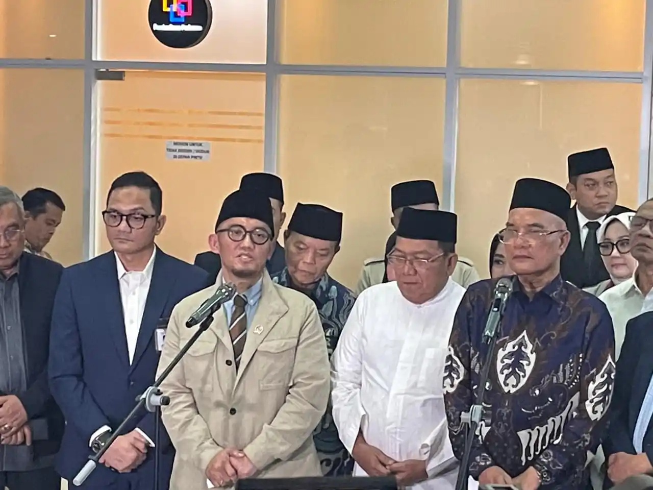 Wakil Menteri Haji dan Umrah, Dahnil Anzar Simanjuntak bersama pimpinan Panja Komisi VIII DPR RI memberikan keterangan pers terkait penurunan BPIH 2026 di Gedung DPR RI, Jakarta, Rabu (29/10).