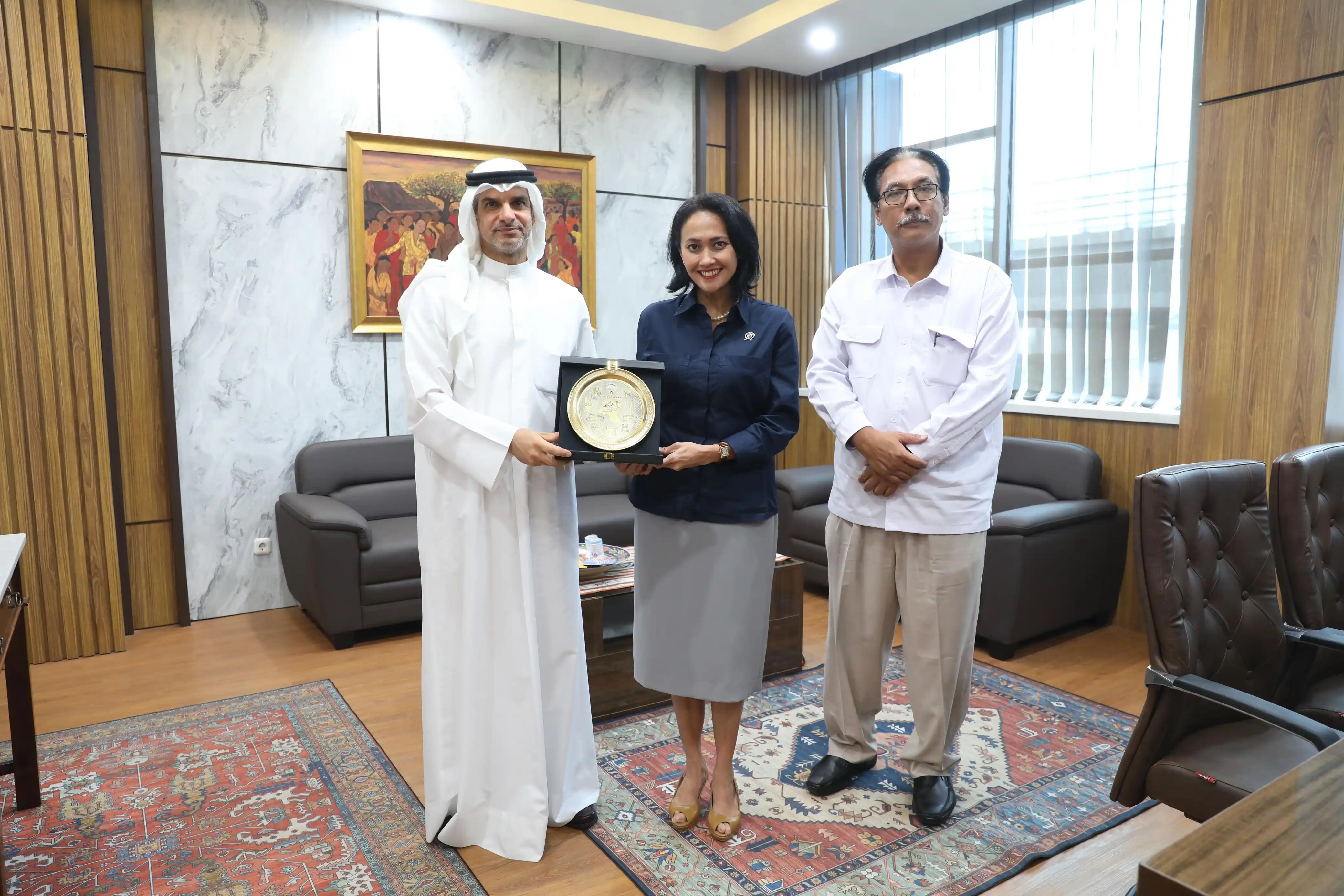 Wamen P2MI  Christina Aryani brrsama  Duta Besar Kuwait Khalid Jassim Al Yassin. (Dok. KemenP2MI)