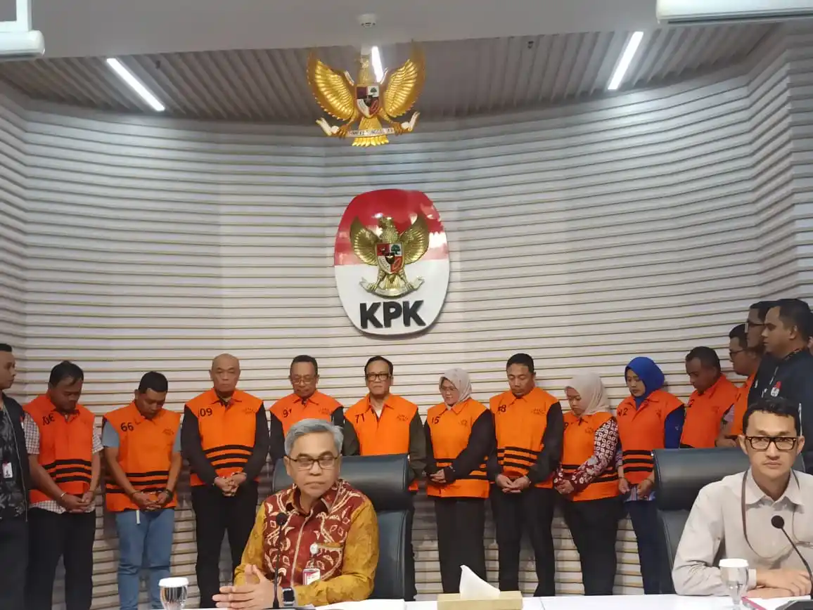 Wamenaker Immanuel Ebenezer bersama 10 tersangka lainnya dihadirkan dalam jumpa pers di Gedung Merah Putih KPK, Jumat (22/8/2025). [Foto: Dok. MI]