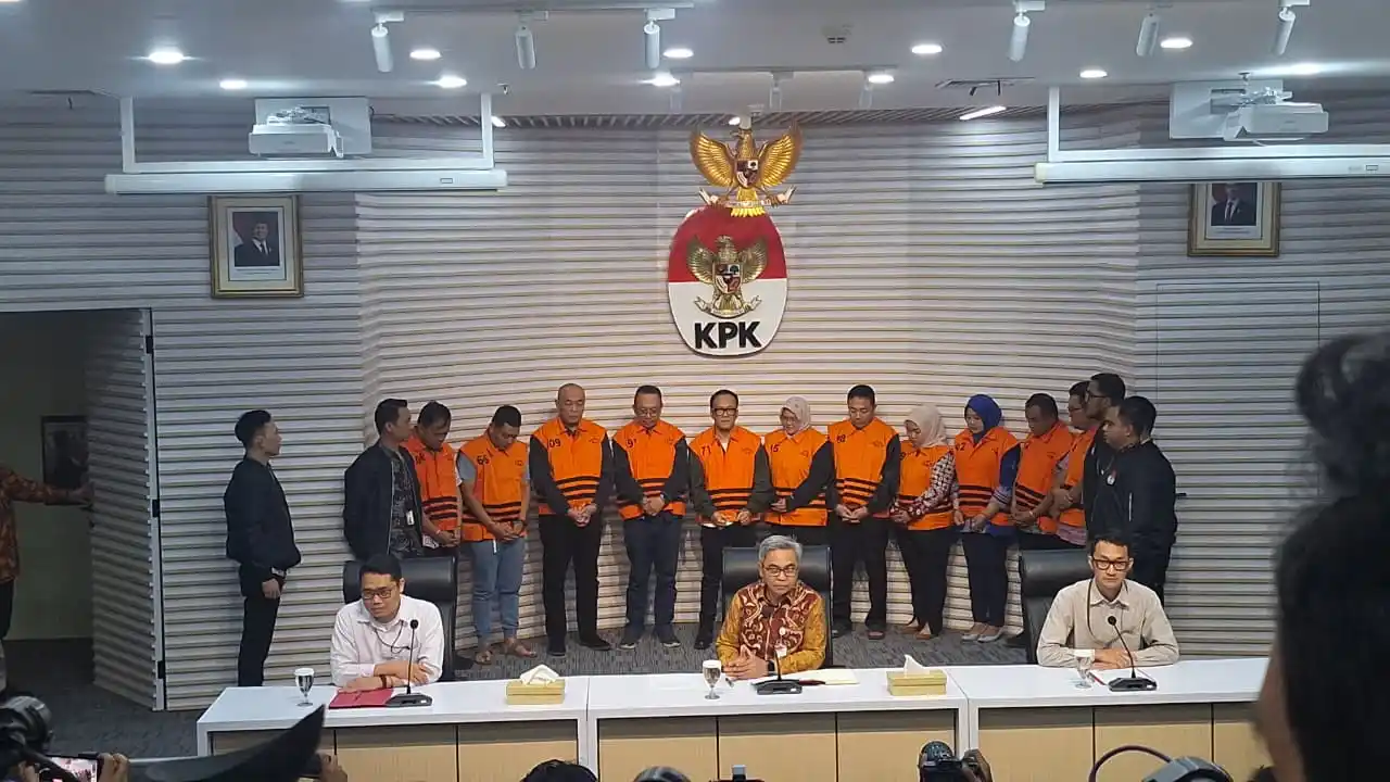 Wamenaker Immanuel Ebenezer bersama 10 tersangka lainnya dihadirkan dalam jumpa pers di Gedung Merah Putih KPK, Jumat (22/8/2025). [Foto: Dok. MI]