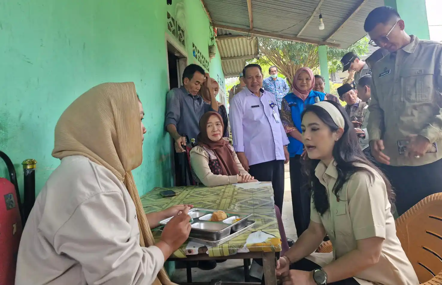 Wakil Menteri BKKBN, Ratu Ayu Isyana Bagoes Oka, SSos (kanan) meninjau SPPG Yayasan Nuansa Mitra Sejati, Kelurahan Pematangsulur, Kecamatan Telanaipura, Kota Jambi, Provinsi Jambi, Kamis (21/8/2025). (Foto : Ist).