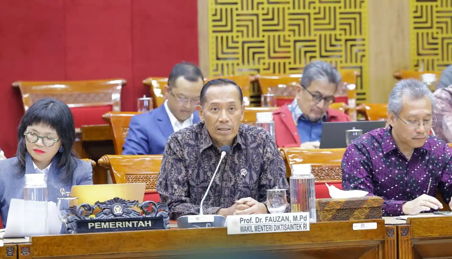 Wamendiktisaintek Fauzan  saat memberikan penjelasan di Komisi X DPR. (foto. rizal)